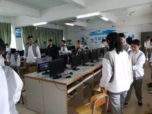 新興縣實驗中學(xué)計算機信息技術(shù)課 3D創(chuàng)意設(shè)計與3D打印真實體驗探索